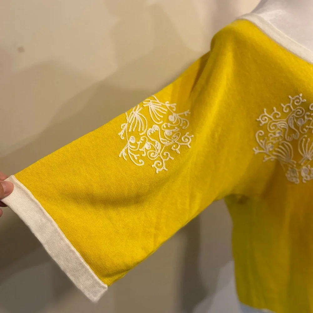 Banana Republic Yellow Knitted Linen V-Neck Top with White Embroidery size Large - Picture 2 of 11